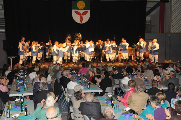 Bulderns musikalische Vielfalt präsentierten in der sehr gut besuchten Mehrzweckhalle vier Musikvereine, darunter der Fanfarenzug. Foto: Zempelin 